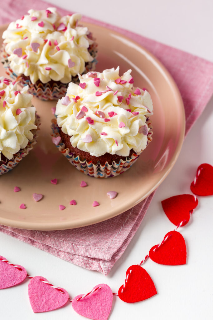 Cupcakes de vainilla decorados con corazones