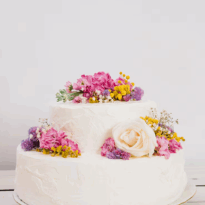 Tarta de boda doble altura decorada con flores