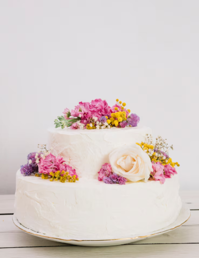 Tarta de boda doble altura decorada con flores