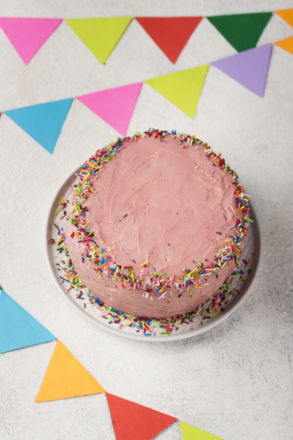 Tarta de cumpleaños rosa con sprinkles