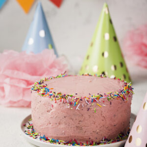 Tarta de cumpleaños rosa con sprinkles