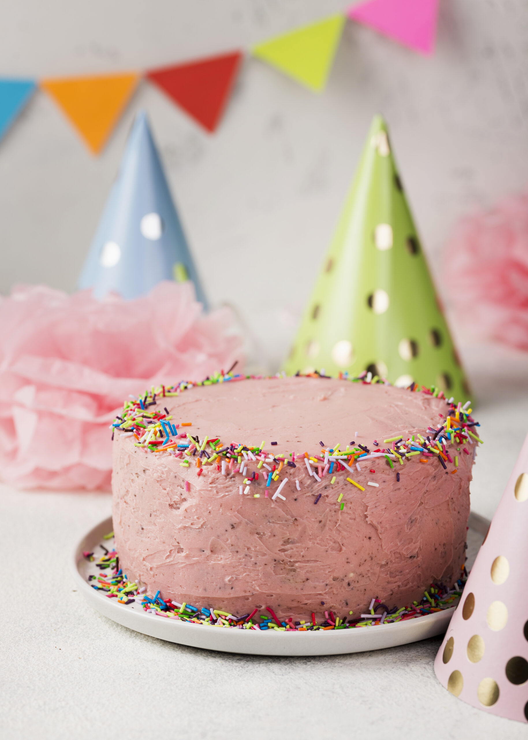 Tarta de cumpleaños rosa con sprinkles